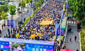 扬子江龙凤堂冠名2024泰州马拉松赛，2万人燃情开跑