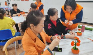 居民巧手制作“柿柿如意”树，传承美好寓意